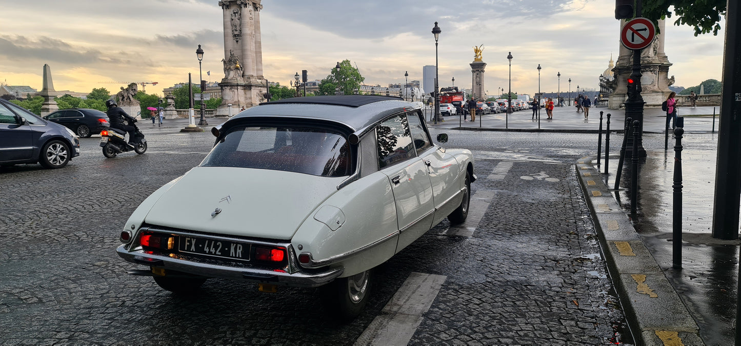 Pont Alexandre 3 - Vintage car - paris tour - visit of Paris - arc de triomphe - champs elysees - eiffel tower