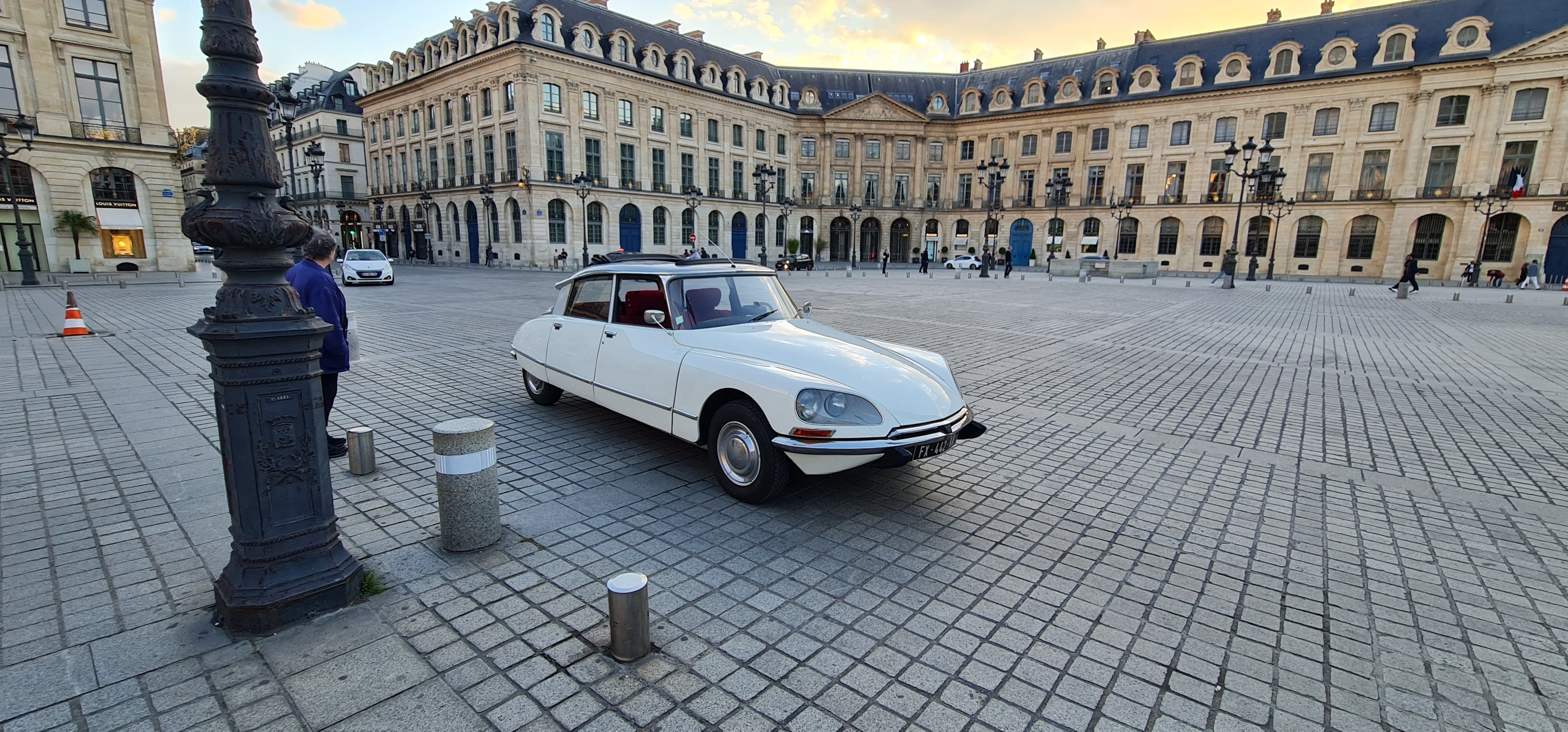 #ParisEnDS
#CitroenDS1972
#VisiteDeParis
#ParisVintage
#ClassicCarTour
#DSCollection
#ExploreParis
#RetroRide
#VilleLumiere
#ParisEnVoitureAncienne