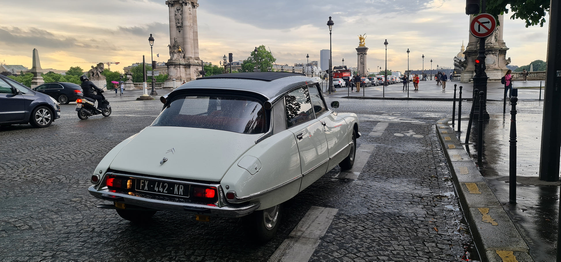 Pont Alexandre 3 - Vintage car - paris tour - visit of Paris - arc de triomphe - champs elysees - eiffel tower