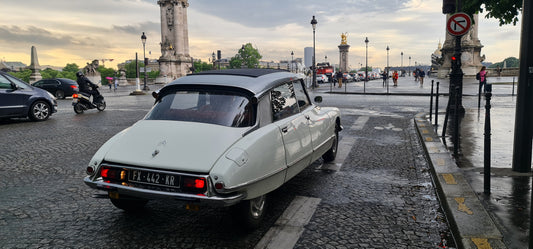 Pont Alexandre 3 - Vintage car - paris tour - visit of Paris - arc de triomphe - champs elysees - eiffel tower